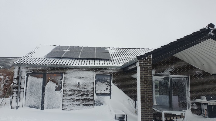 Do Solar Panels Still Work With Snow on Them?
Should I Remove Snow From Solar Panels?
Solar Panels and Snow
